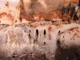Varios motivos rupestres pintados con arcilla en un friso en la Cueva Dones, localizada en Millares (Valencia).