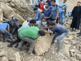 Miembros de Protección Civil, bomberos y personal civil siguen buscando a los desaparecidos bajo los escombros hoy lunes en el pueblo de Tnirt tras el terremoto que sacudió Marruecos el pasado viernes.