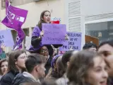 Varias mujeres se manifiestan con carteles durante el 8M en foto de archivo.