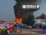 Incendio en la nave de Hispalense de Pinturas, en Los Espartales, en La Rinconada (Sevilla).