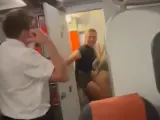 Pasajeros sorprendios manteniendo relaciones sexuales a bordo de un avión de EasyJet.