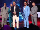 Joey Fatone, Lance Bass, Justin Timberlake, JC Chasez y Chris Kirkpatrick, el grupo NSYNC, dando un premio en los VMAs de 2023.