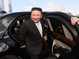 Kim Jong-un baja de una limusina Aurus.