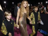 Shakira junto a sus hijos, Sasha y Milan, en los MTV VMAs 2023.