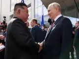 Vladímir Putin y Kim Jong-un se saludan al inicio de la cumbre.