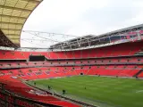 El Estadio de Wembley de Londres (Reino Unido) se inauguró en 2007 justo en el lugar donde se erigía el antiguo campo del mismo nombre construido en 1923. Su aforo es de 90.000 espectadores y se trata del hogar de la selección de Inglaterra. También acoge multitud de eventos.
