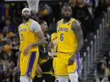 Anthony Davis y LeBron James durante un partido de la NBA con los Lakers.