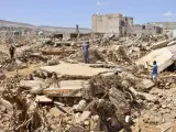 Ciudadanos buscando gente bajo los escombros que ha dejado el ciclón Daniel tras su paso por la ciudad de Derna (Libia).