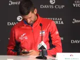 El tenista serbio, en la rueda de prensa donde se ha detenido a escribir en su móvil.