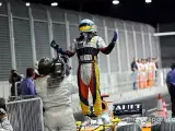Fernando Alonso festeja sobre su Renault su primera victoria en Singapur.