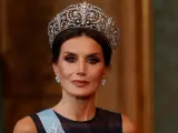 La reina Letizia eligió la tiara de la Flor de Lis para la cena de gala que los reyes de Suecia. Además lució un vestido de poliéster de la marca sueca H&M, todo un guiño al país anfitrión.