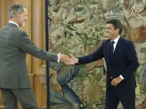 Felipe VI saluda al president Carlos Maz&oacute;n, este jueves, en La Zarzuela.