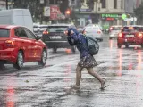 Una mujer anda por la calle bajo la lluvia, a 3 de julio de 2023, en Valencia.