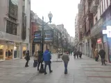 Imagen de archivo de una calle comercial de Gijón (Asturias).