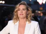 Kate Winslet sabe sacarle el lado sexy a los trajes masculinos