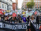 Manifestación para exigir el fin de los combustibles fósiles de forma rápida, justa y definitiva este viernes, en la Plaza Mayor de Madrid.