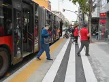 Usuarios descienden de un autobús de la EMT en Valencia.