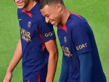 Ethan Mbappé y Kylian Mbappé sonríen en un entrenamiento del PSG.