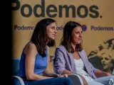 La secretaria general de Podemos, Ione Belarra, y la ministra de Igualdad en funciones, Irene Montero, durante un acto de Podemos, en el Teatro Fernando de Rojas, Madrid.