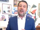 El líder del partido ultraderechista italiano 'Lega' y actual vicepresidente del Gobierno, Matteo Salvini, invitó a Marine Le Pen, jefa de la Agrupación Nacional francesa, a la convención nacional de su partido que se celebra este domingo, mediante un vídeo traducido al francés gracias a la Inteligencia Artificial (IA). En el mensaje, grabado en italiano pero traducido al francés por la Inteligencia Artificial, expresa que "Nosotros prevemos seguir con este Gobierno los años venideros pero hace falta cambiar Europa". El lider ultraderechista ha compartido el video en sus redes sociales y ha afirma que "Escribimos juntos una página de la historia".