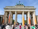 La Puerta de Brandeburgo, con manchas de pintura naranja lanzada por activistas ecologistas del movimiento Última Generación