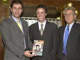Manolo Lama, José Ramón de la Morena y Pepe Domingo Castaño, muestran un ejemplar del libro Diario 2000 de El Larguero en el año 2000.