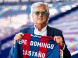 Pepe Domingo Castaño sujeta una camiseta del Levante con su nombre.