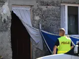 La policia local de Czerniki (Polonia) inspeccionando la casa donde tres bebés han sido hallados muertos en el sótano.