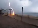 Dos personas murieron este lunes al ser alcanzados por un rayo en una playa mexicana del estado de Michoacán. Los hechos ocurrieron en la playa de Aquila cuando, durante una tormenta eléctrica, varios turistas grababan la caída de rayos sobre el mar.