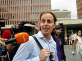 El exmarido de la extenista Arantxa Sánchez Vicario, Josep Santacana, atiende a medios a su salida del último día del juicio.