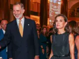 Los reyes Felipe VI (c-i) y Letizia (c-d) presiden el arranque de temporada del Teatro Real de Madrid con el estreno de "Medea" de Luigi Cherubini. EFE/ Kiko Huesca