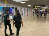 Agentes de la Guardia Civil en el Aeropuerto de Sevilla