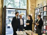 El consejero Roger Torrent y el secretario de Trabajo, Enric Vinaixa, en la visita a la librería Restory de Barcelona.