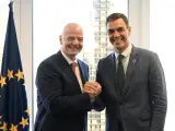 Pedro Sánchez con el presidente de la FIFA, Gianni Infantino.