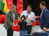 El alcalde de Sevilla, José Luis Sanz, entrega mochila con material escolar en Centro Civico Torre del Agua