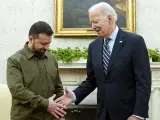 El presidente Joe Biden estrecha la mano del presidente ucraniano Volodimir Zelenski en el Despacho Oval de la Casa Blanca, el jueves 21 de septiembre de 2023.