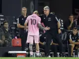 Leo Messi, cabizbajo al salir del campo tras lesionarse.