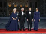 Paris (France), 20/09/2023.- (L-R) Britain's Queen Camilla and King Charles III, French President Emmanuel Macron and his wife Brigitte Macron pose at the Palace of Versailles before a state banquet hosted by the French president and his wife in honor of the British king and queen, in Versailles, France, 20 September 2023, on the first day of a state visit to the country. The British royal couple's three-day state visit was initially planned for March 2023 and postponed due to widespread demonstrations in France against the government's pension reforms. (Francia, Reino Unido) EFE/EPA/CHRISTOPHE PETIT TESSON FRANCE BRITAIN ROYALTY