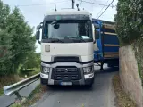 Un camionero lituano queda atrapado con su trailer en una carretera de Ferrol por el GPS