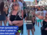Una mujer escocesa esparce las cenizas de su difunto hermano en una piscina de Ibiza.