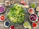 Una dieta con abundancia de frutas y verduras contribuye al correcto funcionamiento del sistema inmunitario. Adem&aacute;s, es recomendable incorporar platos calientes para mantener el calor del organismo.