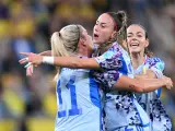 Athenea del Castillo, abrazada por sus compañeras en el gol del empate ante Suecia.