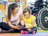 Una niña con discapacidad junto a su profesora.