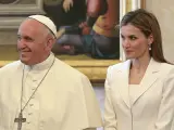 La reina Letizia vistiendo de blanco junto al Papa Francisco