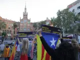 Manifestantes ante la reunión de ministros de Transportes europeos en Barcelona.