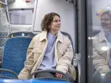 Una mujer sentada en el asiento de un autobús sin cinturón de seguridad