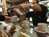 Un camarero sirve un café en un bar en una imagen de archivo.