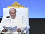 El Papa Francisco habla durante la sesión final de los "Encuentros Mediterráneos" en el Palais du Pharo, en Marsella.