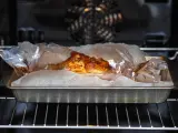 Para cocinar el pollo en papillote debemos envolverlo y cerrarlo, antes de meterlo al horno.