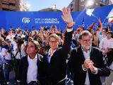 Los expresidentes del Gobierno Jos&eacute; Mar&iacute;a Aznar (i) y Mariajo Rajoy (d) junto al l&iacute;der del Partido Popular, Alberto N&uacute;&ntilde;ez-Feij&oacute;o (c), durante el acto del PP contra la amnist&iacute;a.
